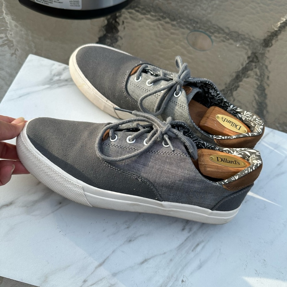 Crevo men’s sneakers size 9